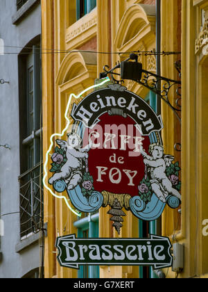 LILLE, FRANCE - 08 JUIN 2014 : panneau coloré à Lille à l'extérieur du café de Foy Brasserie sur la place Rihour Banque D'Images