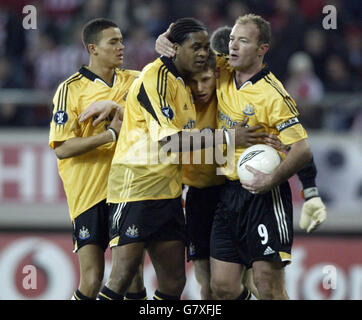 Football - coupe de l'UEFA - Round de 16 - première étape - Olympiakos / Newcastle United -Karaiskaki Stadium.Patrick Kluivert (deuxième à gauche) de Newcastle United célèbre son but avec Alan Shearer (R) James Milner et Jermaine Jenas (à gauche). Banque D'Images