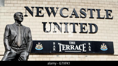 Football - Barclays Premier League - Newcastle United / Tottenham Hotspur - St James' Park.Statue de Bobby Robson à l'extérieur du parc St James Banque D'Images