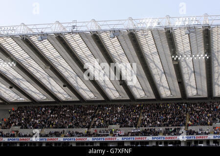 Football - Barclays Premier League - Newcastle United / Tottenham Hotspur - St James' Park. Newcastle United fans dans le niveau supérieur des stands Banque D'Images