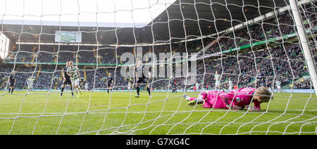 Le Celtic Leigh Griffiths marque son but d'ouverture lors du match écossais Premiership au Celtic Park, Glasgow. Banque D'Images