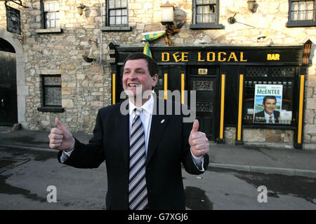 Shane McEntee, candidat à Fine Gael, célèbre à l'extérieur de son pub à Knobber, au Co.Meath. McEntee devrait être en tête des sondages à l'élection partielle de Meath. Banque D'Images