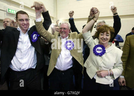 La candidate indépendante Catherine Murphy célèbre avec son fils Alan et son mari Derek au compte des élections partielles de North Kildare au Naas GAA Club. Banque D'Images