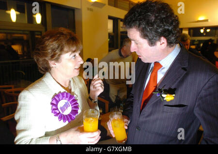 La candidate indépendante à l'élection partielle de North Kildare, Catherine Murphy, célèbre sa victoire avec une boisson non alcoolisée partagée avec son collègue indépendant TD, le Dr Jerry Cowley, indépendant TD de Mayo, au centre de comptage du Naas GAA Club. Banque D'Images