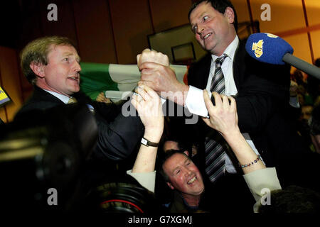 La candidate de fine Gael Shane McEntee (à droite) célèbre avec le chef du parti Enda Kenny (à gauche) au centre de comptage de Simmonstown, au R. Meath, après avoir obtenu la tête du scrutin. Banque D'Images