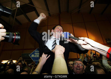 Shane McEntee, candidate à Fine Gael, célèbre au centre de comptage de Simmonstown, au Co.Meath. Banque D'Images