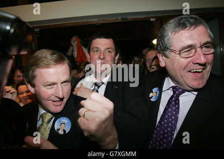 La candidate de fine Gael Shane McEntee (au centre) célèbre avec le chef du parti Enda Kenny (à gauche) au centre de comptage de Simmonstown, au R. Meath, après avoir obtenu la tête du scrutin Banque D'Images