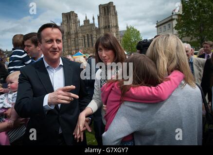 Le Premier ministre David Cameron et son épouse Samantha visitent la fête de mai de Wells dans la ville de la cathédrale de Somerset au cours de la dernière semaine de la campagne électorale générale. Banque D'Images