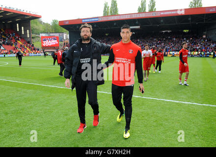 Soccer - Sky Bet Championship - Charlton Athletic / AFC Bournemouth - The Valley.L'entraîneur de gardien de but de Charlton Athletic Ben Roberts (à gauche) et Neil Etheridge pendant le tour d'honneur après le match Banque D'Images