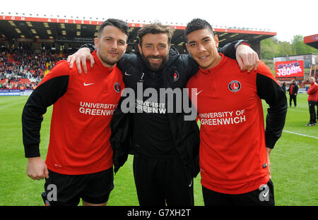 Le gardien de but de Charlton Athletic Stephen Henderson (à gauche), l'entraîneur de gardien de but Ben Roberts (au centre) et Neil Etheridge pendant le tour d'honneur après le match Banque D'Images