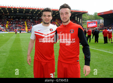 Soccer - Sky Bet Championship - Charlton Athletic / AFC Bournemouth - The Valley.Harry Lennon (à gauche) et Morgan Fox de Charlton Athletic pendant le tour d'honneur après le match Banque D'Images