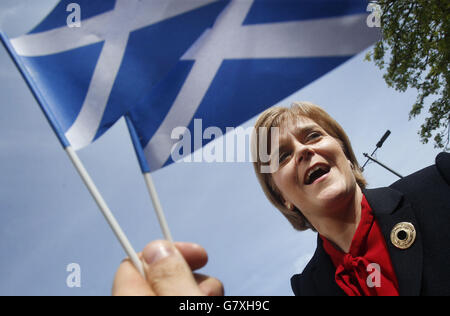 Nicola Sturgeon, première ministre d'Écosse et chef du SNP, poursuit sa tournée à arrêts multiples en Écosse lors d'une visite à Largs. Banque D'Images