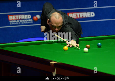 Stuart Bingham à la table du match final contre Shaun Murphy au cours du dix-sept jour des Championnats du monde de Betfred au Crucible Theatre, Sheffield. Banque D'Images