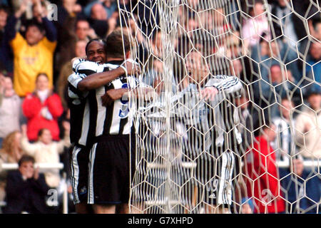 Patrick Kluivert, de Newcastle United, célèbre son but avec Alan Shearer Banque D'Images