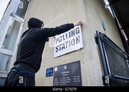 Un bureau de vote est placé devant la bibliothèque centrale de Bristol, alors que la Grande-Bretagne se rend aux urnes aujourd'hui lors des élections générales les plus incertaines depuis des décennies, sans parti sur la bonne voie pour en sortir un vainqueur évident. Banque D'Images