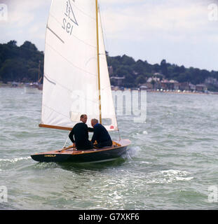 Le prince Philip, duc d'Édimbourg, naviguant sur le « Coweslip » à la régate de Cowes, à l'île de Wight. Banque D'Images