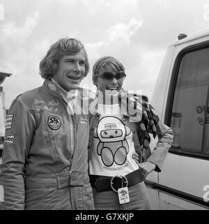 James Hunt, pilote de Formule 1, 26 ans, avec sa fiancée Susy Miller, 25 ans, à Brands Hatch, où il s'exerça pour le Grand Prix de John Player. Banque D'Images