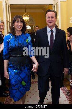 Le Premier ministre David Cameron et sa femme Samantha sont applaudis par le personnel qui est entré au 10 Downing Street à Londres, alors qu'il entame son deuxième mandat de Premier ministre après la victoire du parti conservateur d'une majorité générale aux élections générales. ASSOCIATION DE PRESSE vendredi 8 2015 mai. Voir l'histoire de l'AP ÉLECTION principale. Le crédit photo devrait se lire comme suit : Stefan Rousseau/PA Wire Banque D'Images