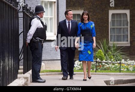 Le Premier ministre David Cameron et sa femme Samantha reviennent au 10 Downing Street, après un auditoire avec la reine Elizabeth II à Buckingham Palace pour confirmer son deuxième mandat de Premier ministre après la victoire électorale générale de son parti. ASSOCIATION DE PRESSE vendredi 8 2015 mai. Voir l'histoire de l'AP ÉLECTION principale. Le crédit photo devrait se lire comme suit : Stefan Rousseau/PA Wire Banque D'Images