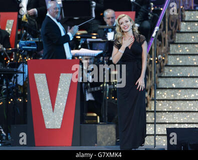 Katherine Jenkins pendant le VE jour 70: Un concert Party to Remember sur Horse Guards Parade, Whitehall, Londres. Banque D'Images