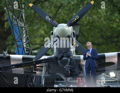 Hôte Chris Evans pendant le VE jour 70: Un concert de fête à se souvenir sur Horse Guards Parade, Whitehall, Londres. Banque D'Images