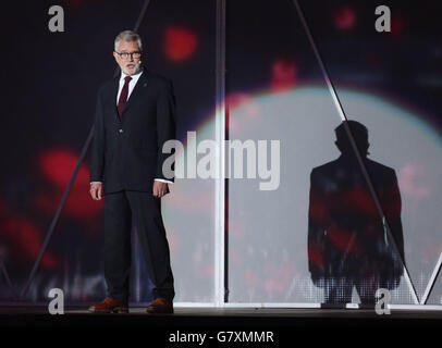 Martin Shaw sur scène pendant le VE jour 70: Un concert Party to Remember sur Horse Guards Parade, Whitehall, Londres. Banque D'Images