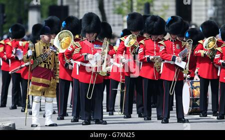 La bande des gardes irlandais près de la place du Parlement à Londres, préparez-vous à participer à la parade de la Journée VE pour marquer le 70e anniversaire de la Journée VE. Banque D'Images