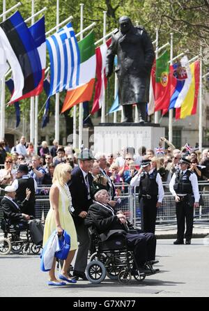 Les anciens combattants passent devant la statue de Sir Winston Churchill sur la place du Parlement, à Londres, lorsqu'ils participent à la parade de la Journée du VE pour souligner le 70e anniversaire de la Journée du VE. Banque D'Images