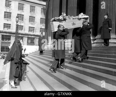 La veuve, Lady Fleming, suit le cercueil de son mari, le découvreur de pénicilline Sir Alexander Fleming, dans la cathédrale Saint-Paul, à Londres, pour le service funéraire. Banque D'Images