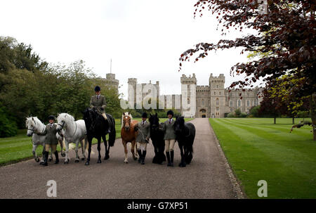 Les chevaux de la Reine (de gauche à droite): Alpine, Mingulay, George (nommé d'après le père de la reine Elizabeth II), Anson, Dawn et Emma avec des marié (de gauche à droite): Harriet White, Zoe McDonald, Christopher Allen et Sadie Henderson sur le terrain privé du château de Windsor, devant le plus grand spectacle équestre en plein air du pays, le Royal Windsor Horse Show, qui a lieu cette semaine. La Reine, qui a assisté au spectacle chaque année depuis son début en 1943, a plusieurs entrées, y compris ses Highlands élevés à la maison et son ancien cheval de course, Barber's Shop. Banque D'Images