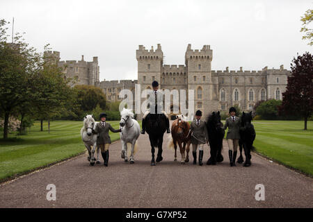 Les chevaux de la Reine (de gauche à droite): Alpine, Mingulay, George (nommé d'après le père de la reine Elizabeth II), Anson, Dawn et Emma avec des marié (de gauche à droite): Harriet White, Zoe McDonald, Christopher Allen et Sadie Henderson sur le terrain privé du château de Windsor, devant le plus grand spectacle équestre en plein air du pays, le Royal Windsor Horse Show, qui a lieu cette semaine. La Reine, qui a assisté au spectacle chaque année depuis son début en 1943, a plusieurs entrées, y compris ses Highlands élevés à la maison et son ancien cheval de course, Barber's Shop. Banque D'Images