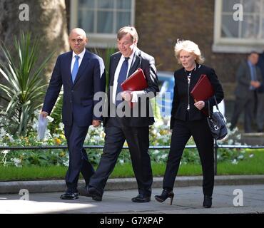 (De gauche à droite) le secrétaire d'entreprise, Sajid Javid le secrétaire à la Culture, John Whittingdale, et la ministre de la petite entreprise, Anna Soubry arrivent à Downing Street pour participer à la première réunion du Cabinet depuis que le Parti conservateur a remporté l'élection générale. Banque D'Images