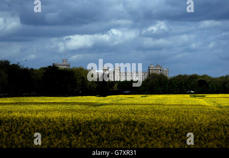 Le soleil brille au-dessus du château de Windsor dans le Berkshire tandis que le temps chaud continue à travers le Royaume-Uni. Banque D'Images