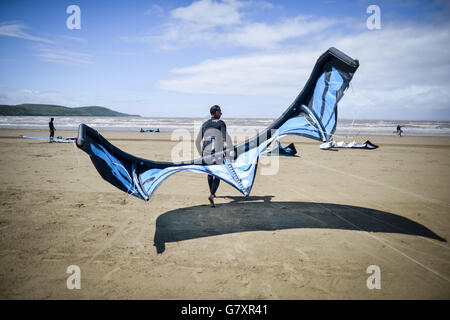 Les planches à voile et les kitesurfers préparent leurs cerfs-volants et leurs planches car des conditions proches de la perfection sont présentes à la plage Weston-super-Mare lors d'une journée chaude et venteuse dans le Canal de Bristol, Somerset. Banque D'Images