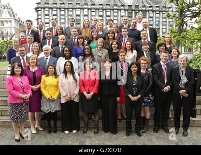 Chef intérimaire du Parti travailliste Harriet Harman (au centre) avec certains des députés travaillistes nouvellement élus lors d'une séance photo à Westminster, dans le centre de Londres. Banque D'Images