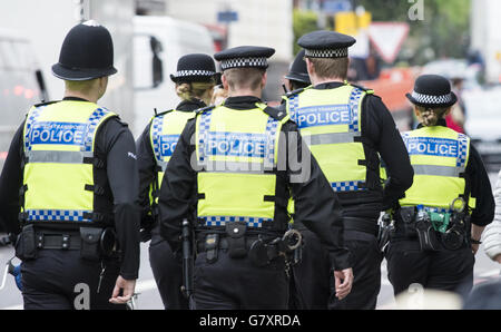 Six agents de la police britannique des transports patrouillent dans la rue à Highbury, à Londres. Banque D'Images