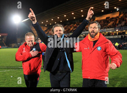 Gareth Ainsworth, le Manager de Wycombe Wanderers, célèbre sur le terrain après Le sifflet avec le mangeur adjoint Richard Dobson (à gauche) et Goalleeping Coach Barry Richardson Banque D'Images