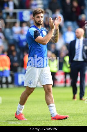 Soccer - Barclays Premier League - Queens Park Rangers v Newcastle United - Loftus Road.Charlie Austin, des Queens Park Rangers, applaudit la foule après le match de la Barclays Premier League à Loftus Road, Londres. Banque D'Images