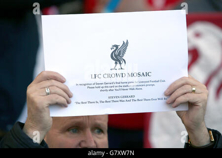 Un supporter de Liverpool tient un écriteau dans les airs pour former une mosaïque de Gerrard dans la foule pendant le match de la Barclays Premier League à Anfield, Liverpool.APPUYEZ SUR ASSOCIATION photo.Date de la photo: Samedi 16 mai 2015.Voir PA Story FOOTBALL Liverpool.Le crédit photo devrait se lire comme suit : Peter Byrne/PA Wire.Usage éditorial uniquement.45 images maximum pendant une comparaison.Pas d'émulation vidéo ni de promotion en direct.Aucune utilisation dans les jeux, les compétitions, les marchandises, les Paris ou les services de club/joueur unique.Ne pas utiliser avec des fichiers audio, vidéo, données, présentoirs ou logos de club/ligue non officiels.pendant le match de la Barclays Premier League à Anfield, Banque D'Images