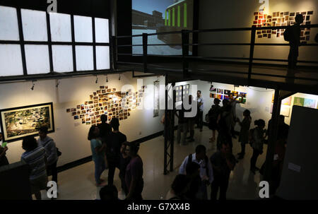 Kathmandu, Népal. 26 Juin, 2016. Personnes visitent l'exposition 'Reconstruction' Bungamati à Kathmandu, Népal, le 26 juin 2016. L'exposition organisée par l'Université de Katmandou exposé des photos de reconstruction et les oeuvres d'art basé sur l'Bungamati village avec le thème de "faire face le patrimoine culturel à travers la conservation numérique" comme le village de Bungamati est totalement endommagé dans le tremblement de terre en avril 2015. © Sunil Sharma/Xinhua/Alamy Live News Banque D'Images