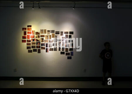 Lalitpur. 26 Juin, 2016. Photo prise le 26 juin 2016 montre des images à l'exposition 'Reconstruction' Bungamati à Kathmandu, Népal. L'exposition organisée par l'Université de Katmandou exposé des photos de reconstruction et les oeuvres d'art basé sur l'Bungamati village avec le thème de "faire face le patrimoine culturel à travers la conservation numérique" comme le village de Bungamati est totalement endommagé dans le tremblement de terre en avril 2015. © Sunil Sharma/Xinhua/Alamy Live News Banque D'Images