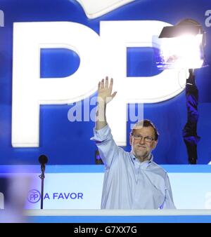 Madrid, Espagne. 26 Juin, 2016. L'Espagnol Mariano Rajoy, premier ministre par intérim et leader du Parti du peuple, des vagues de partisans à l'administration centrale du parti à Madrid, capitale de l'Espagne, le 26 juin 2016. Le Parti populaire a remporté la majorité des voix dans l'élection générale le dimanche, mais n'a pas réussi à obtenir la majorité. Crédit : Jose Diaz/Xinhua/Alamy Live News Banque D'Images