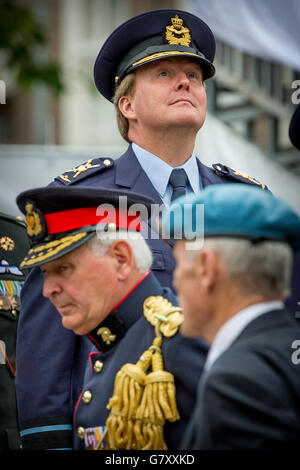 La Haye, aux Pays-Bas. 25 Juin, 2016. Le roi Willem-Alexander des Pays-Bas assiste à l'Veteransday 2016 à La Haye, Pays-Bas, 25 juin 2016. Photo : Patrick van Katwijk POINT DE VUE OUT/dpa/Alamy Live News Banque D'Images
