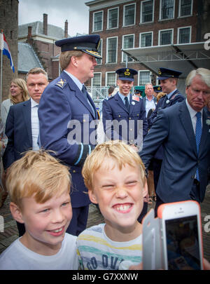 La Haye, aux Pays-Bas. 25 Juin, 2016. Le roi Willem-Alexander des Pays-Bas assiste à l'Veteransday 2016 à La Haye, Pays-Bas, 25 juin 2016. Photo : Patrick van Katwijk POINT DE VUE OUT/dpa/Alamy Live News Banque D'Images