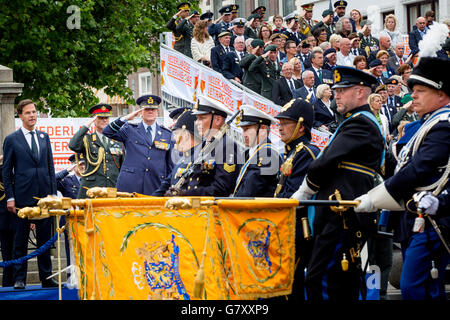 La Haye, aux Pays-Bas. 25 Juin, 2016. Le roi Willem-Alexander des Pays-Bas assiste à l'Veteransday 2016 à La Haye, Pays-Bas, 25 juin 2016. Photo : Patrick van Katwijk POINT DE VUE OUT/dpa/Alamy Live News Banque D'Images