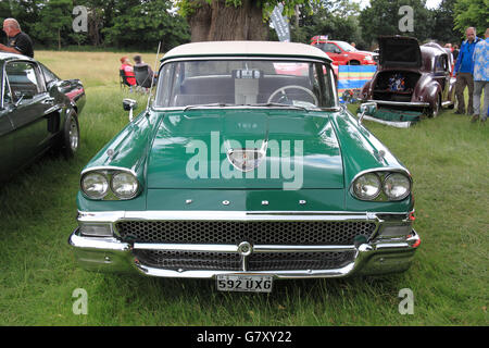 Ford Custom 300 (1958), Hanworth Classic car Show, 26 juin 2016. Bushy Park, Hampton court, London Borough of Richmond, Angleterre, Grande-Bretagne, Royaume-Uni, Royaume-Uni, Europe. Présentoirs de véhicules vintage, classiques et américains, danses et stands des années 40 et 50. 8e réunion annuelle collectant des fonds pour l'hospice pour enfants Shooting Star Chase. Crédit : Ian Bottle / Alamy Live News Banque D'Images