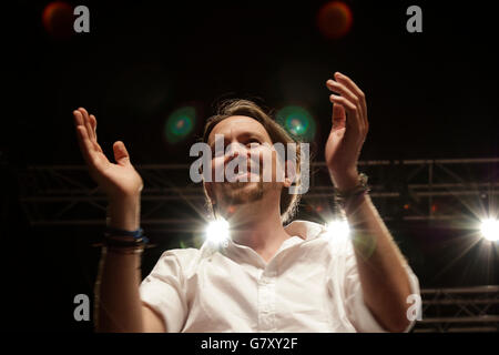 Madrid, Espagne. 27 Jun, 2016. Le chef de l'espagnol parti politique anti-austérité Podemos (nous pouvons), Pablo Iglesias, tente d'encourager ses partisans sur l'élection nuit à Madrid après Podemos n'a pas réussi à obtenir les résultats attendus à l'une élection générale, le 26 juin 2016. Credit : Mira Galanova/Alamy Live News Banque D'Images