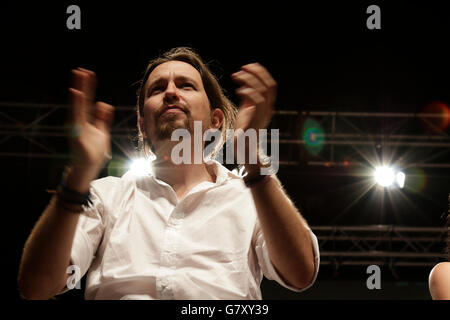 Madrid, Espagne. 27 Jun, 2016. Le chef de l'espagnol parti politique anti-austérité Podemos (nous pouvons), Pablo Iglesias, tente d'encourager ses partisans sur l'élection nuit à Madrid après Podemos n'a pas réussi à obtenir les résultats attendus à l'une élection générale, le 26 juin 2016. Credit : Mira Galanova/Alamy Live News Banque D'Images