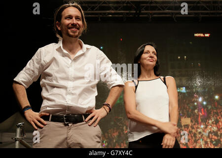 Madrid, Espagne. 27 Jun, 2016. Le chef de l'espagnol parti politique anti-austérité Podemos (nous pouvons), Pablo Iglesias, tente d'encourager ses partisans sur l'élection nuit à Madrid après Podemos n'a pas réussi à obtenir les résultats attendus à l'une élection générale, le 26 juin 2016. Credit : Mira Galanova/Alamy Live News Banque D'Images