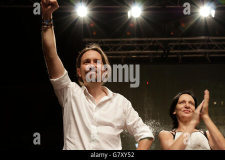 Madrid, Espagne. 27 Jun, 2016. Le chef de l'espagnol parti politique anti-austérité Podemos (nous pouvons), Pablo Iglesias, tente d'encourager ses partisans sur l'élection nuit à Madrid après Podemos n'a pas réussi à obtenir les résultats attendus à l'une élection générale, le 26 juin 2016. Credit : Mira Galanova/Alamy Live News Banque D'Images